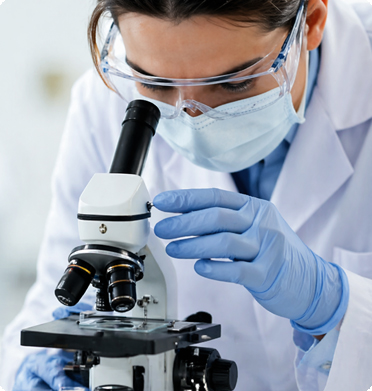 Cientista usando microscópio